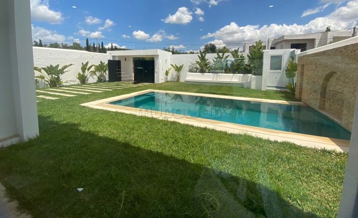 A vendre à HAMMAMET zone craxi une villa s4