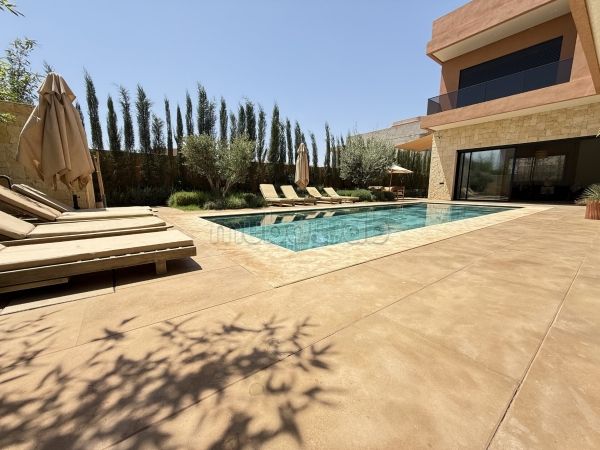Nu te koop: villa's en luxe woningen in Route de Tahanaout. Totale oppervlakte 600 m². Met zwembad en airconditioning