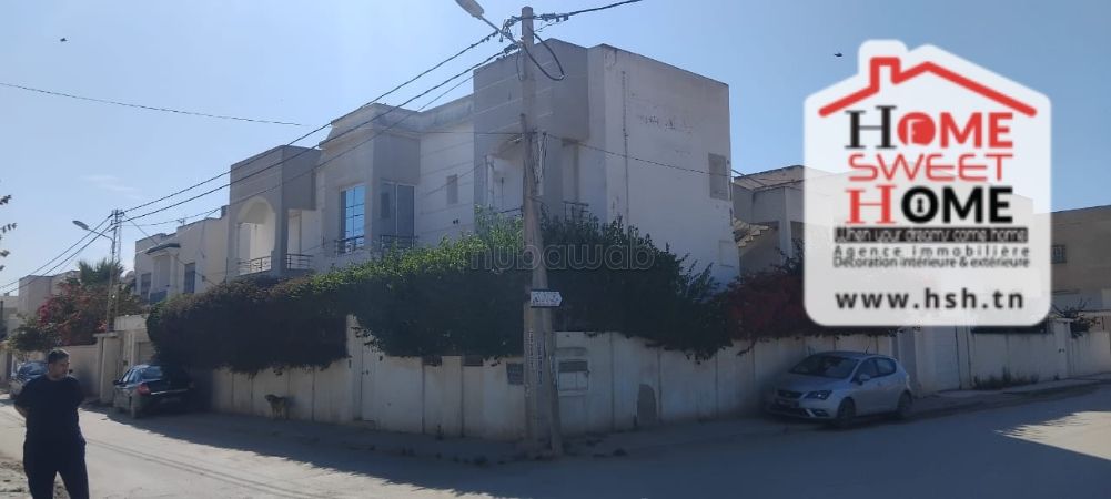 House for sale in Bhar Lazreg. 11 rooms. Carpark and terrace