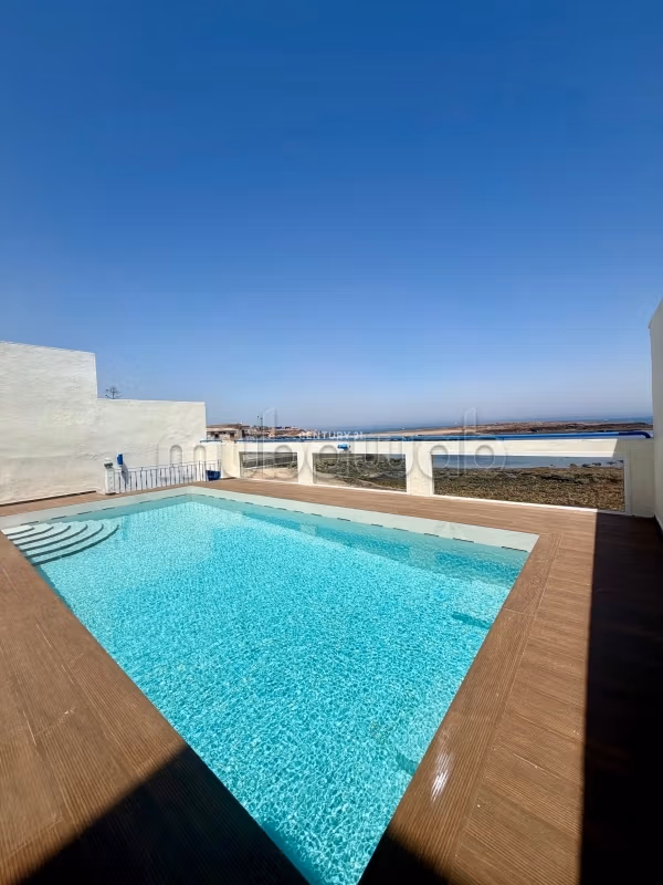 Property for rent in Monica. Small area 374 m². Swimming pool