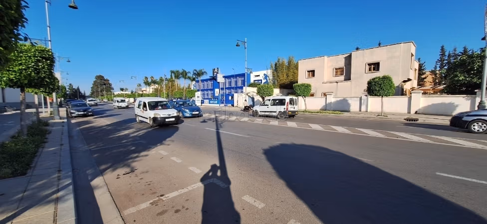 Oficinas y locales comerciales en venta en Plaisance. Área total 1500 m². Puerta pesada