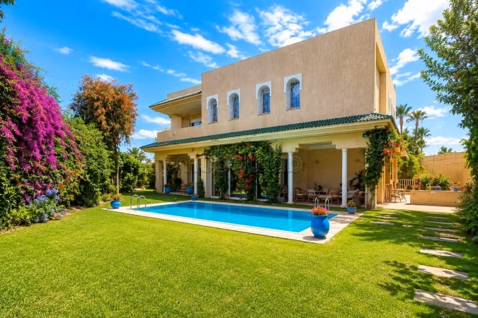 Fabulous villa for sale in Californie. 5 beautiful rooms. Carpark and garden
