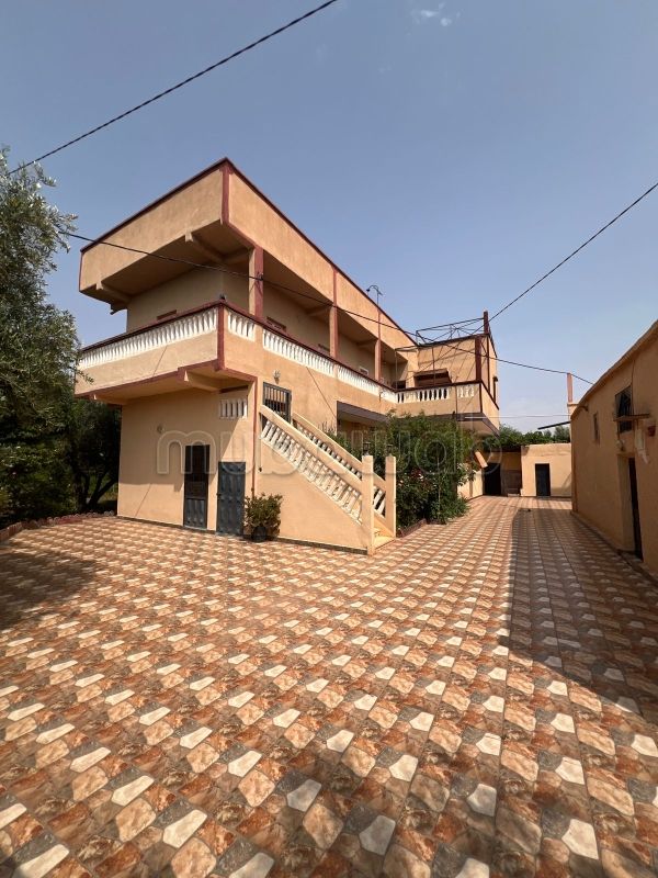 بيع مزرعة طريق فاس ب. المساحة الكلية 500 م². إقامة محروسة