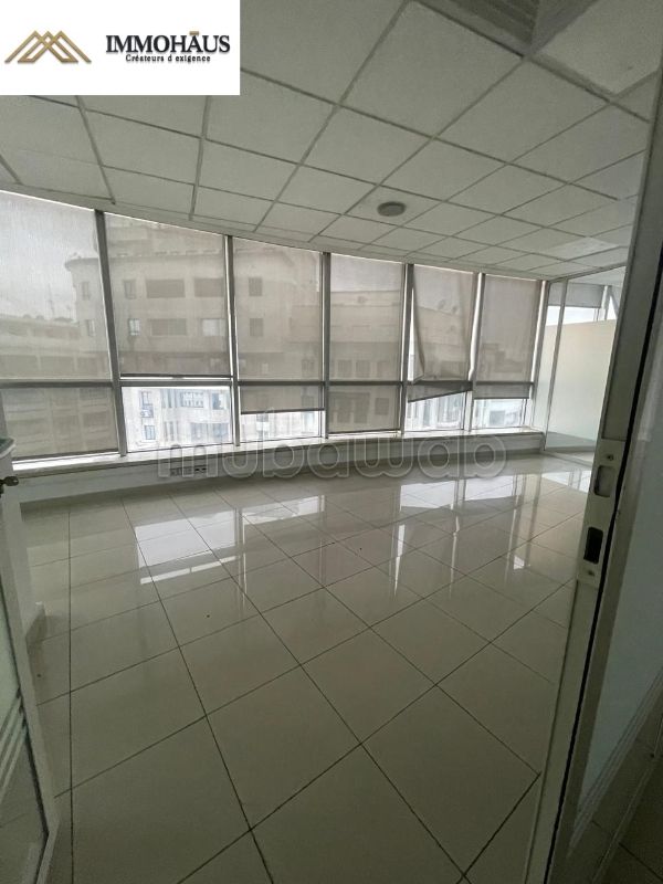 Ufficio in affitto a Centre. Superficie totale 104 m². Servizio di concierge e aria condizionata