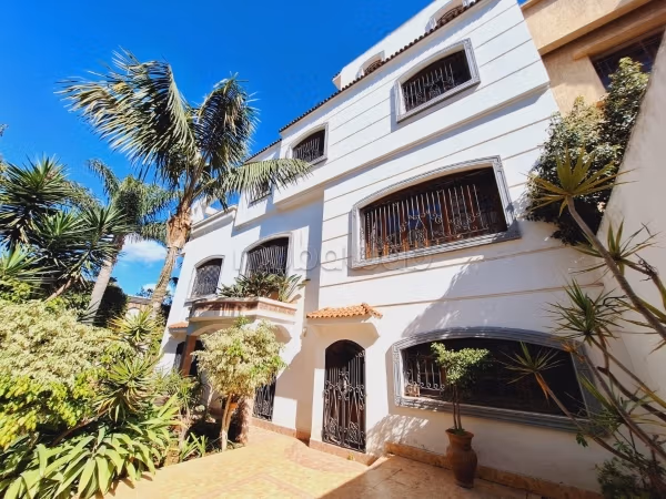 Splendid villa for sale in Sidi Maarouf. 16 large living areas. Terrace and garden