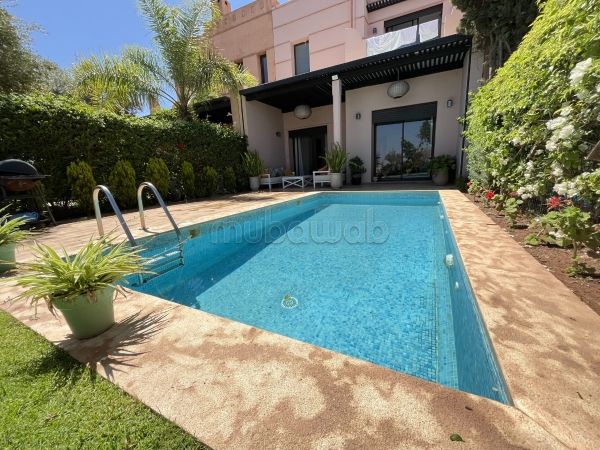 Villa's en luxe woningen te koop in Route de l'Ourika. 4 Slaapkamers. Veel comfort met airconditioning en open haard