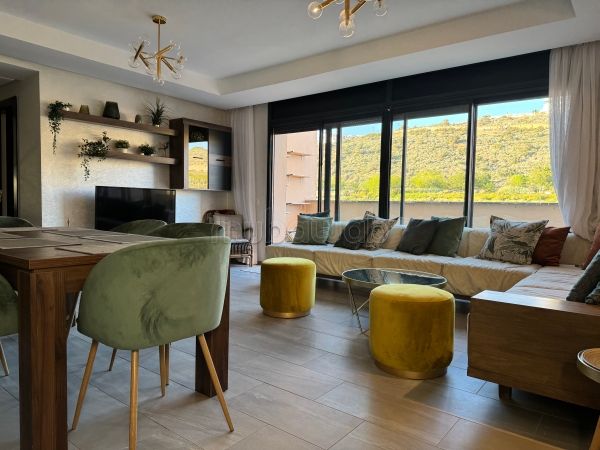 Pisos en alquiler. 2 bonitas habitaciones. Puerta blindada y vista al mar