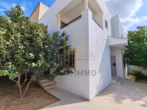 Casa in vendita a Raoued. Superficie totale 274 m². Splendido giardino e comodo posto auto
