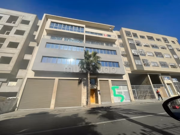 Bureaux en location à Anassi. Superficie 81 m². Double vitrage et chauffage central