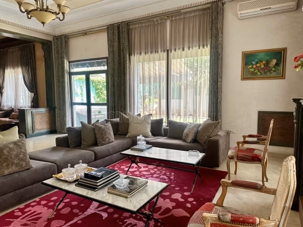 High quality villa for rent in Californie. 6 comfortable rooms. Well furnished