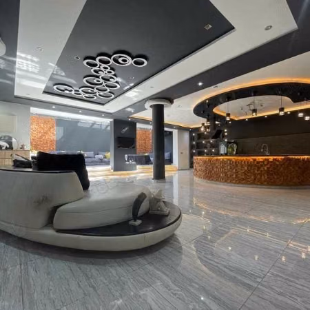 Villa à Vendre de 704.0 m² à Casablanca, Ain Sebaa