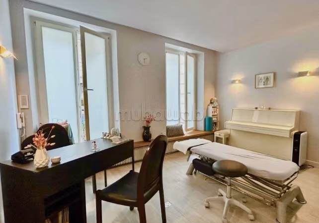 Comodo ufficio in affitto a Les Jardins de Carthage. Superficie totale 72 m². Servizio di concierge e condizionatore