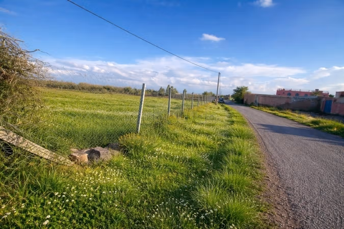 Titled land of 2763 m² on paved road