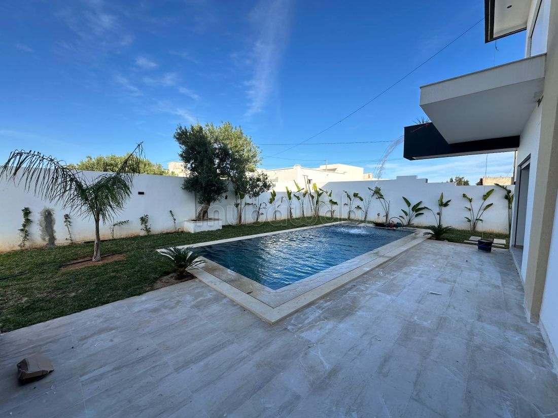 Villa de style moderne en cours de finition