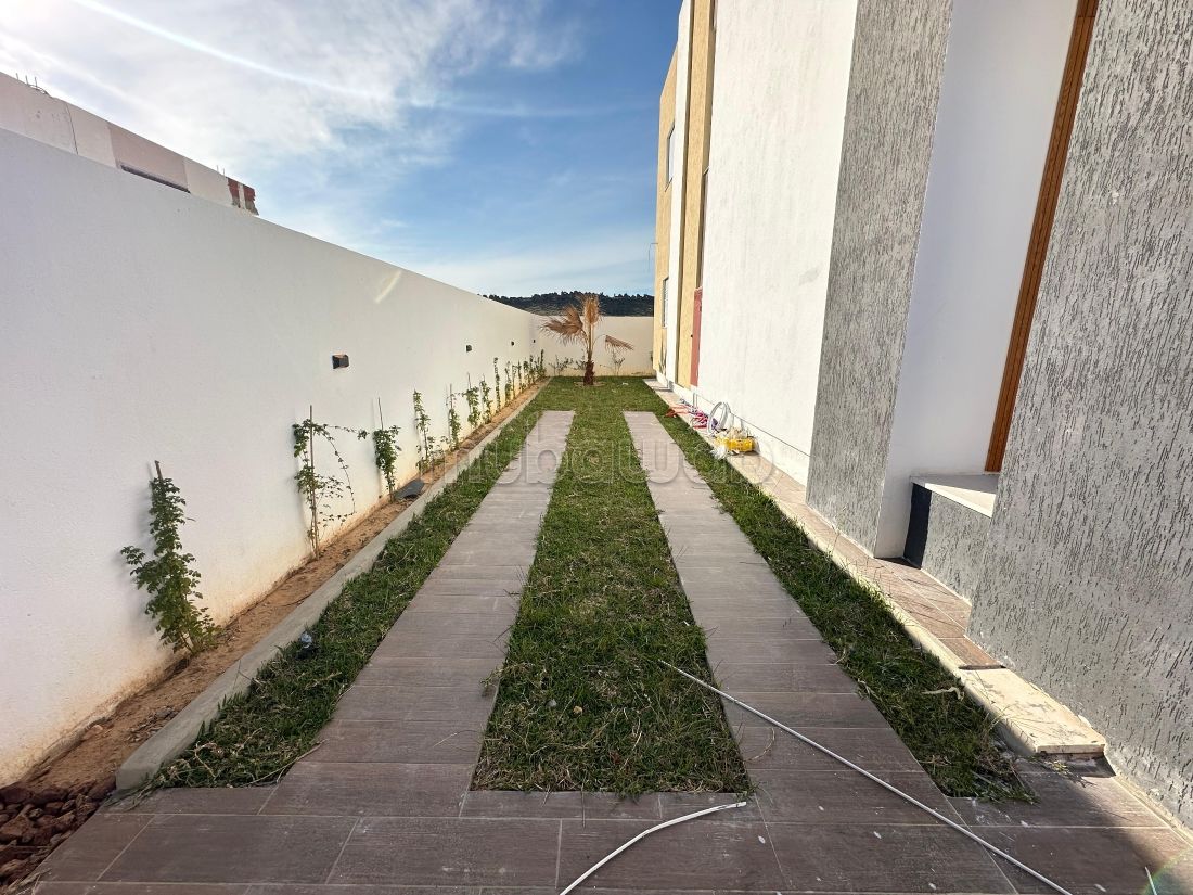 Villa de style moderne en cours de finition