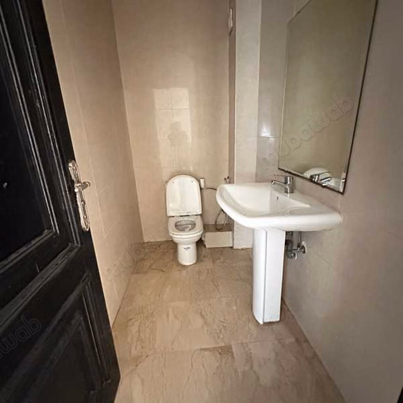 Find an apartment to buy in Les Hôpitaux. Surface area 126 m². Lift and parking