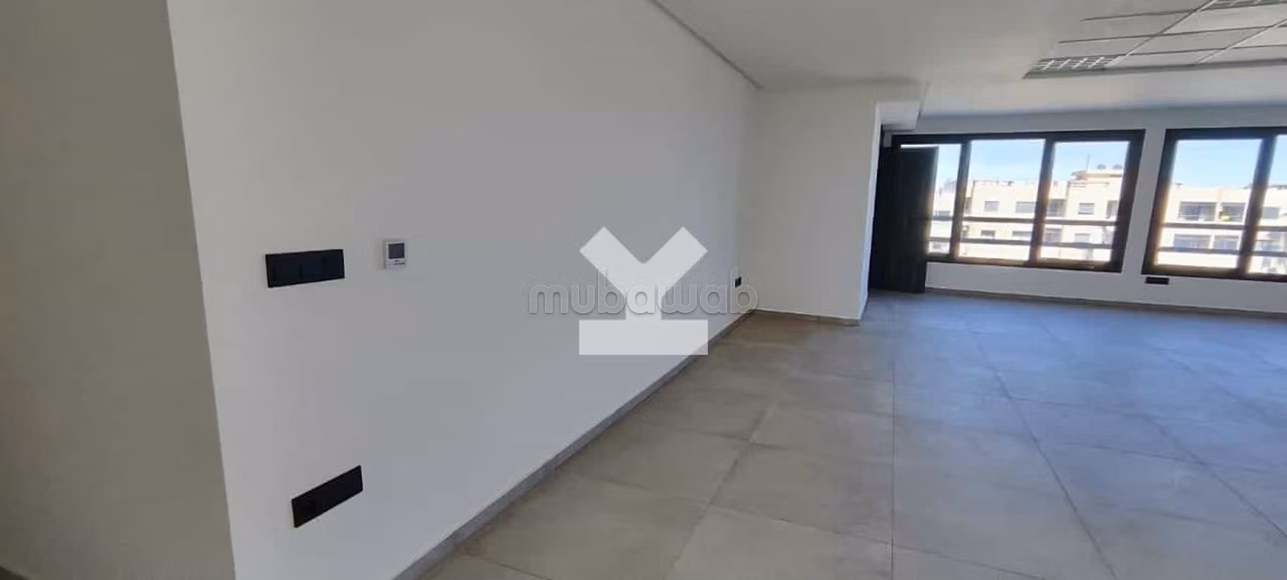 Comodo ufficio in affitto a Agdal. Superficie totale 123 m². Ascensore e posto auto