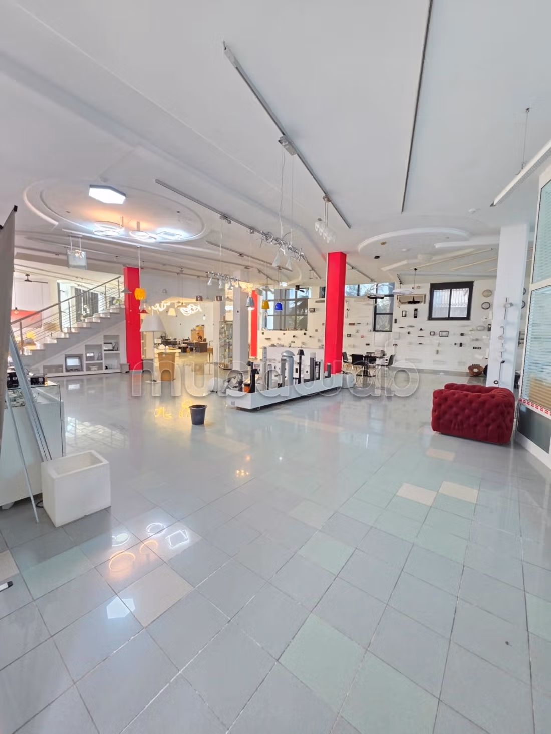 Batiment commercial 2000m2 RDC 2 a megrine