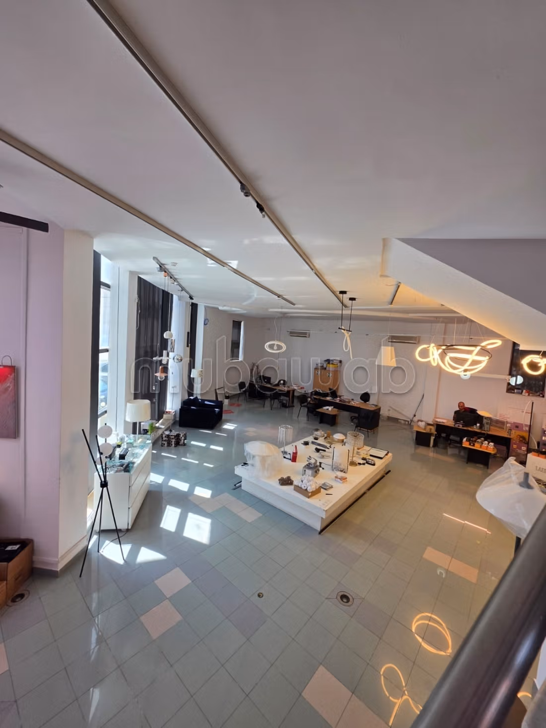 Batiment commercial 2000m2 RDC 2 a megrine