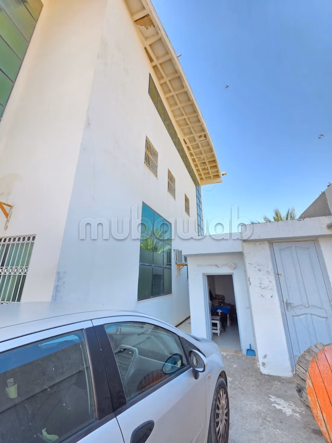 Batiment commercial 2000m2 RDC 2 a megrine