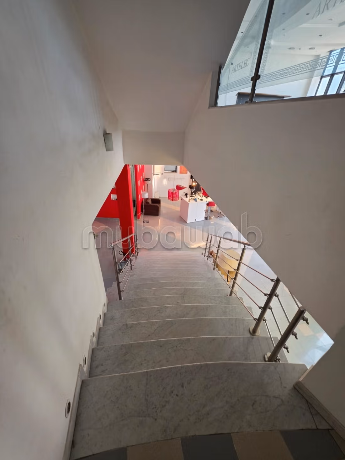 Batiment commercial 2000m2 RDC 2 a megrine
