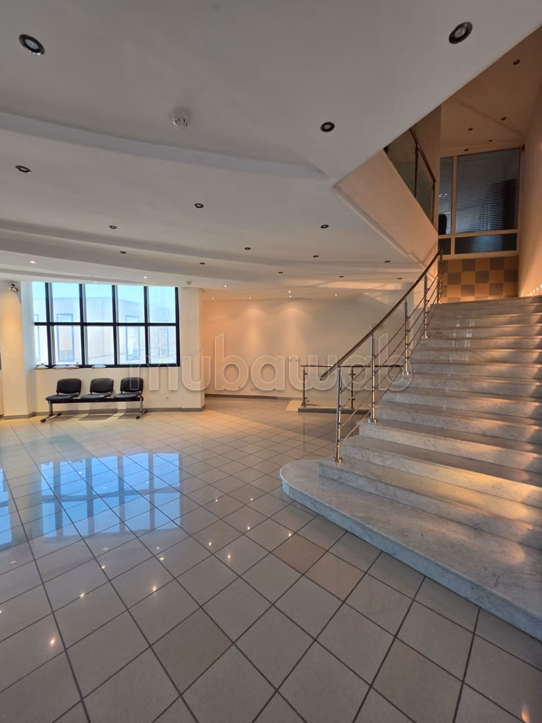 Batiment commercial 2000m2 RDC 2 a megrine