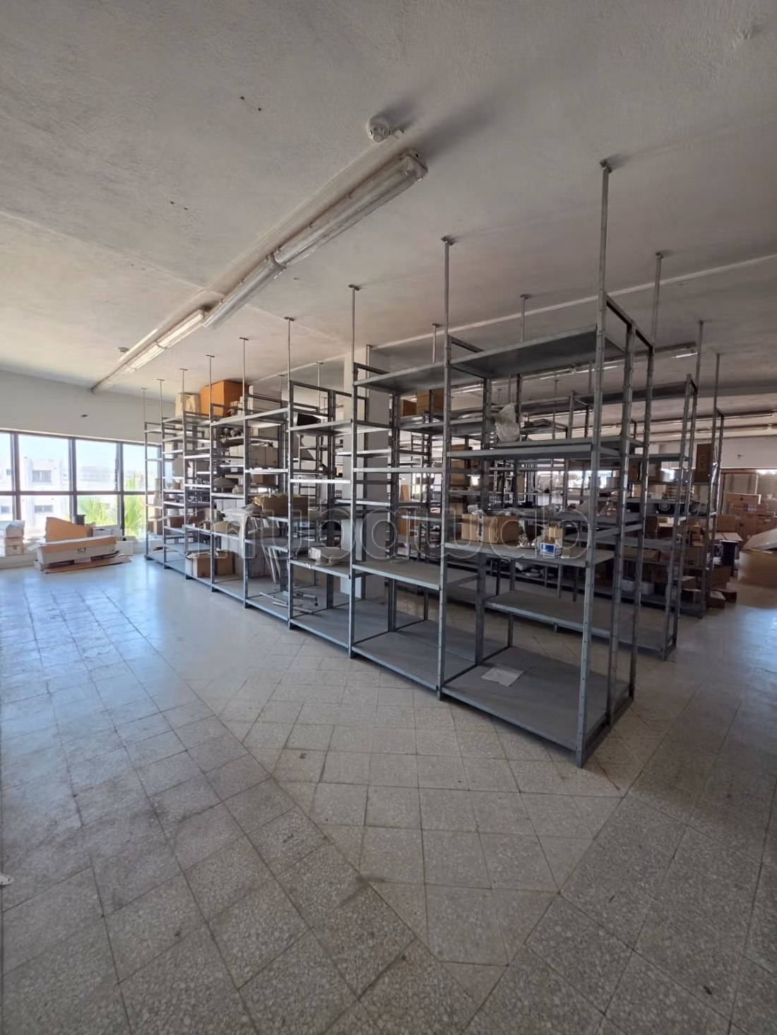 Batiment commercial 2000m2 RDC 2 a megrine
