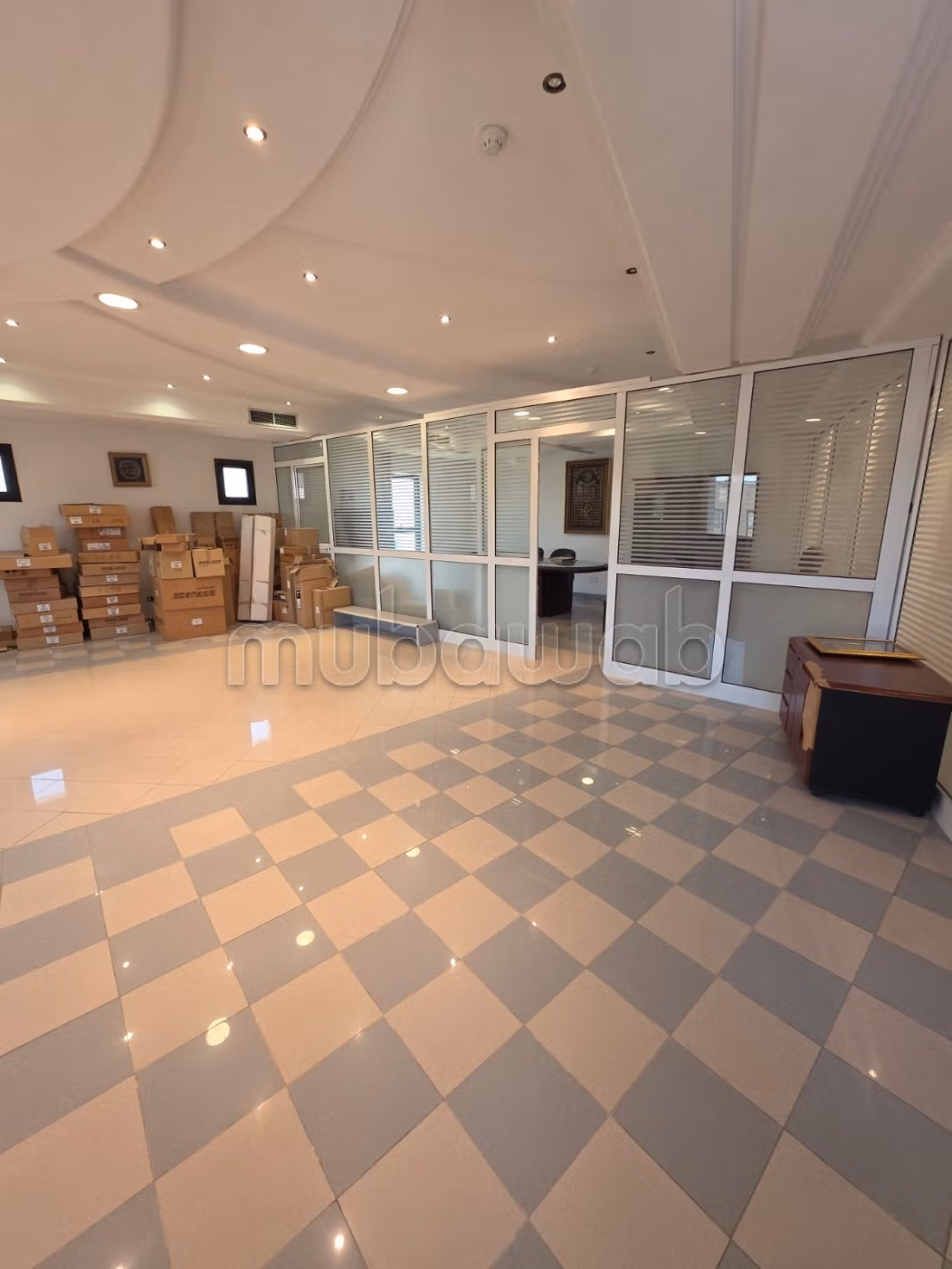 Batiment commercial 2000m2 RDC 2 a megrine