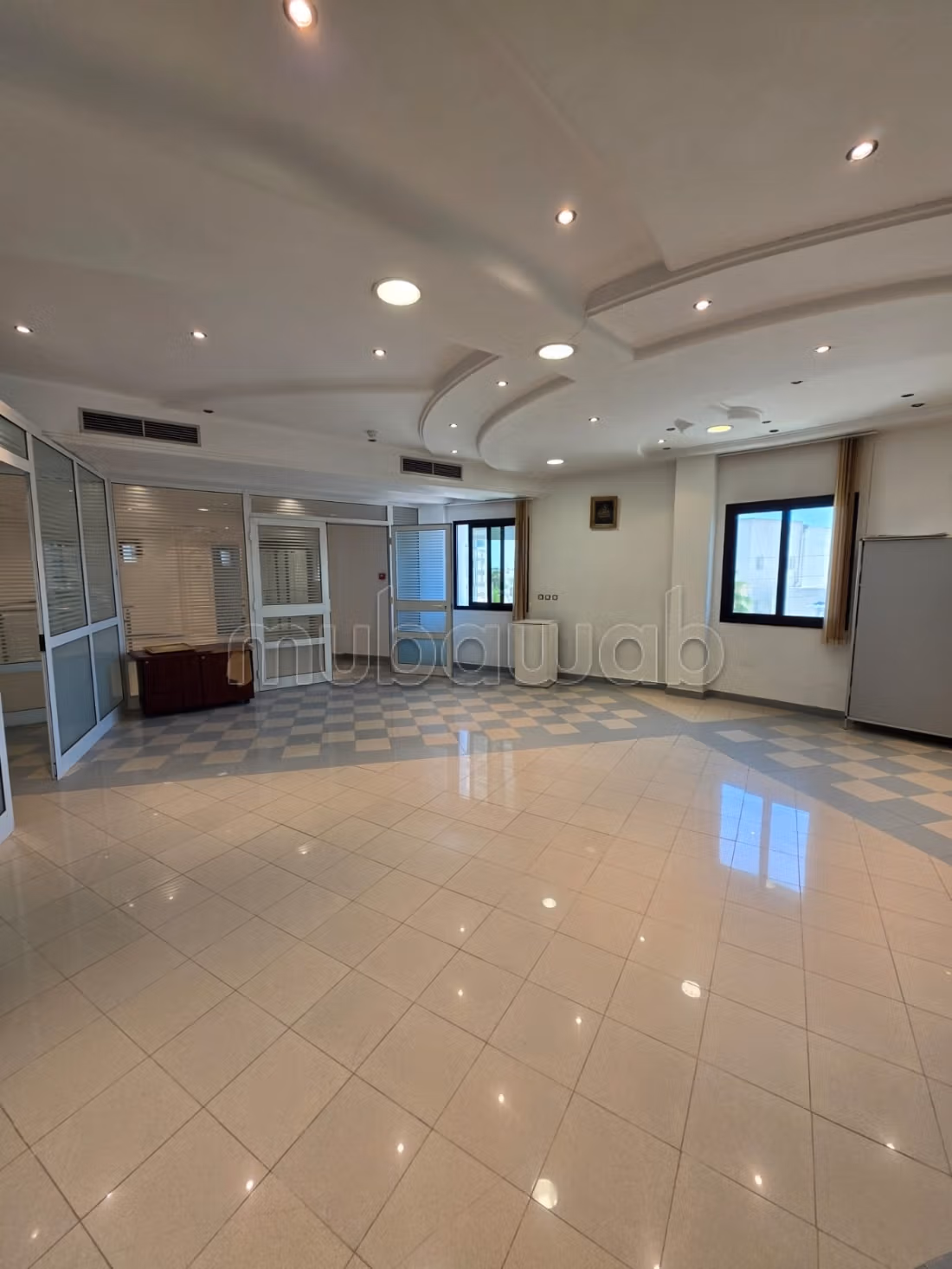 Batiment commercial 2000m2 RDC 2 a megrine