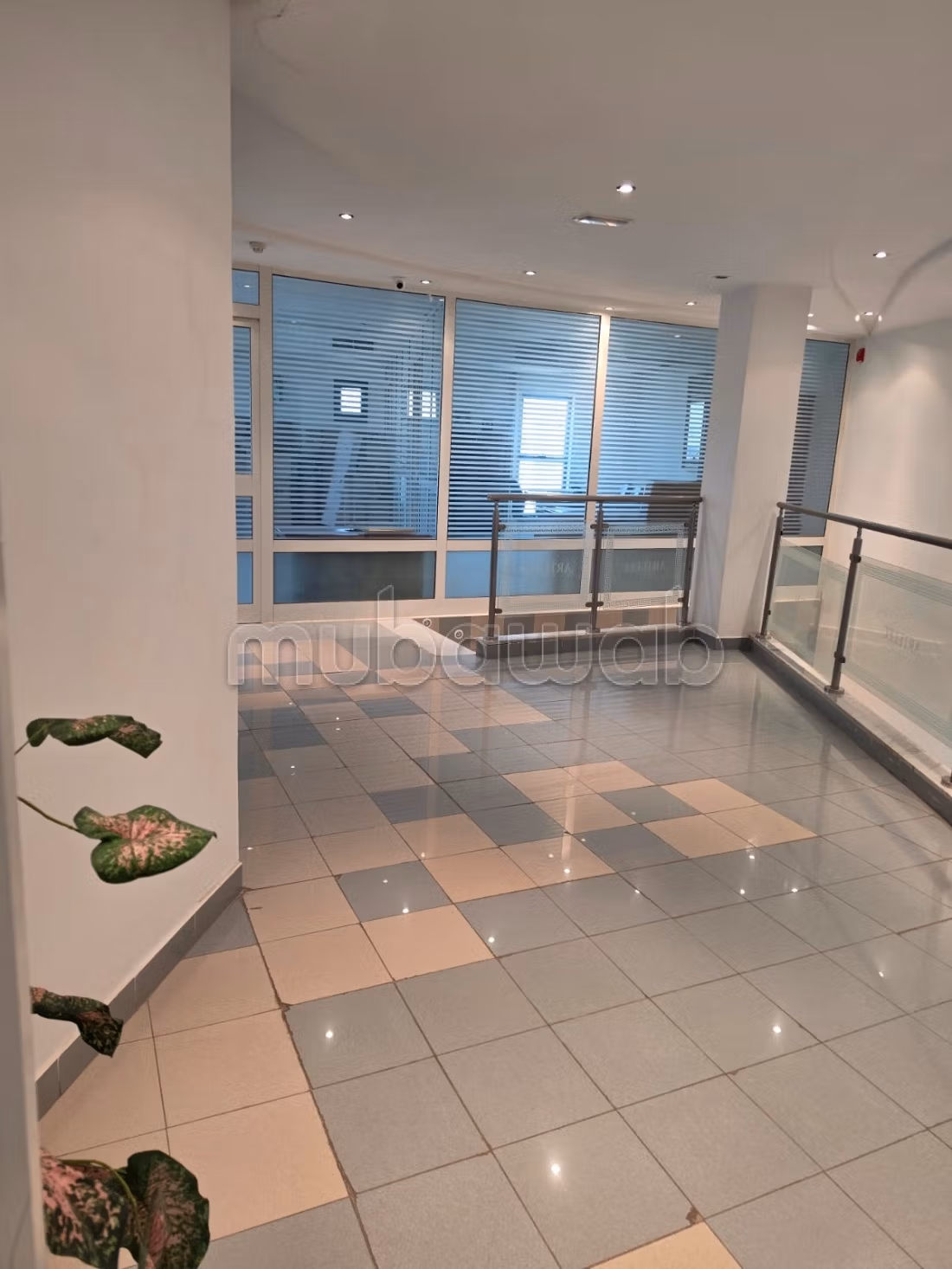 Batiment commercial 2000m2 RDC 2 a megrine