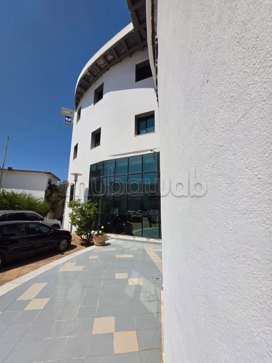Batiment commercial 2000m2 RDC 2 a megrine