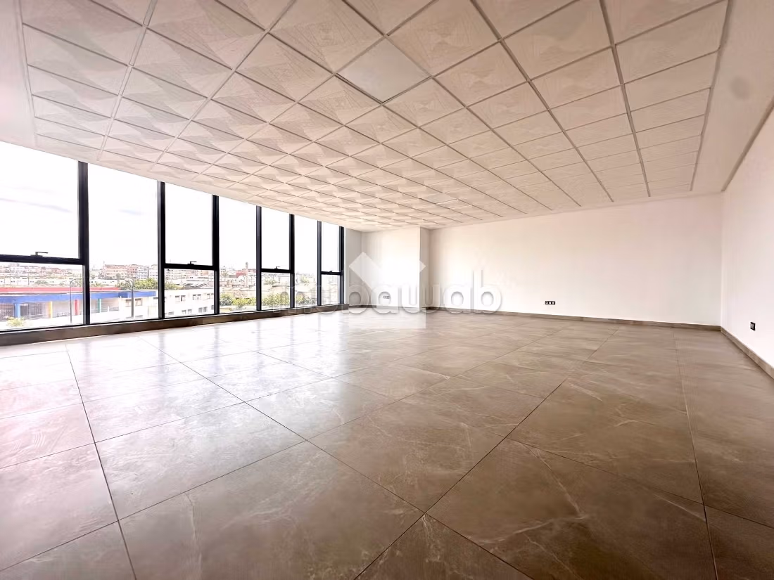 Comodo ufficio in affitto a Roches Noires. Superficie di 94 m². Ascensore e posto auto