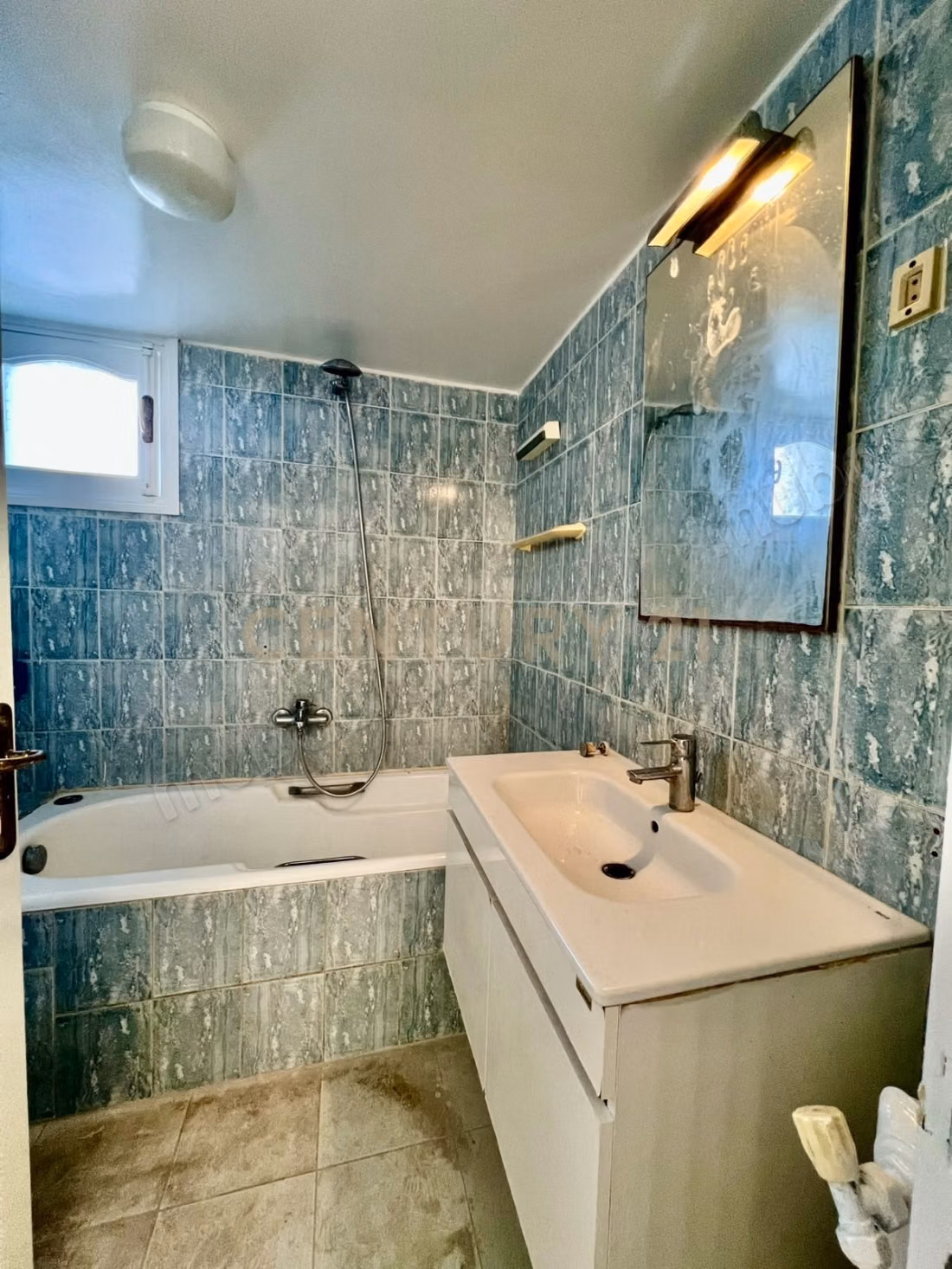 À LOUER – Rez de jardin vide en S2 à La Marsa