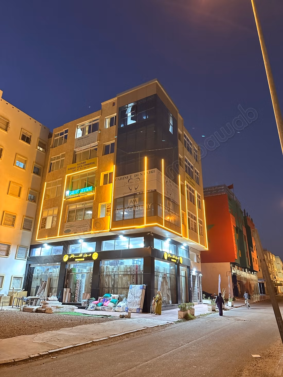 Offices & shops to rent in Al Wifaq. Surface area 183 m²