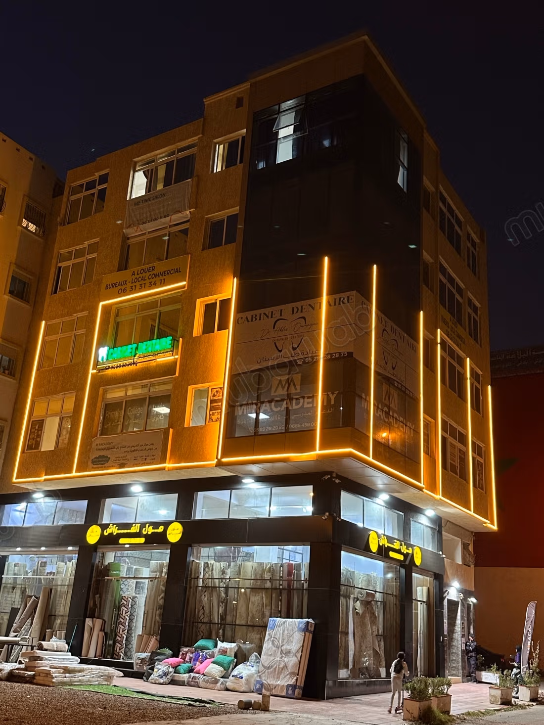 Offices & shops to rent in Al Wifaq. Surface area 183 m²