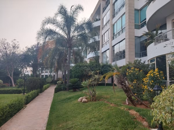 Piso en venta en Riyad. 3 hermosas habitaciones. Terraza y ascensor