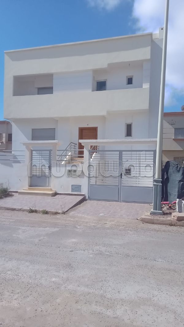 Casa de alto standing en venta en Alouane. Área total 340 m². Jardín y terraza