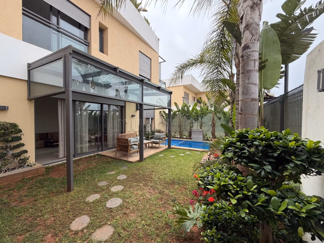 Luxury villa for rent. 4 lovely rooms. Gardeners, Large terrace