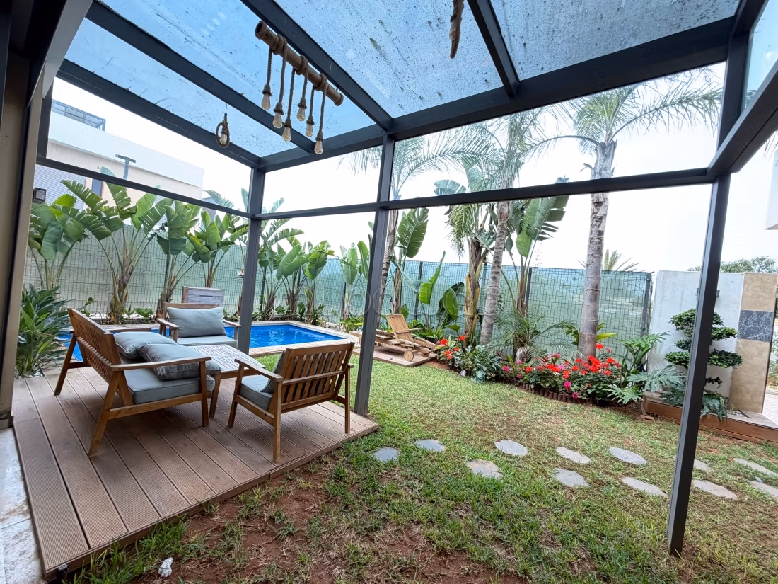 Luxury villa for rent. 4 lovely rooms. Gardeners, Large terrace