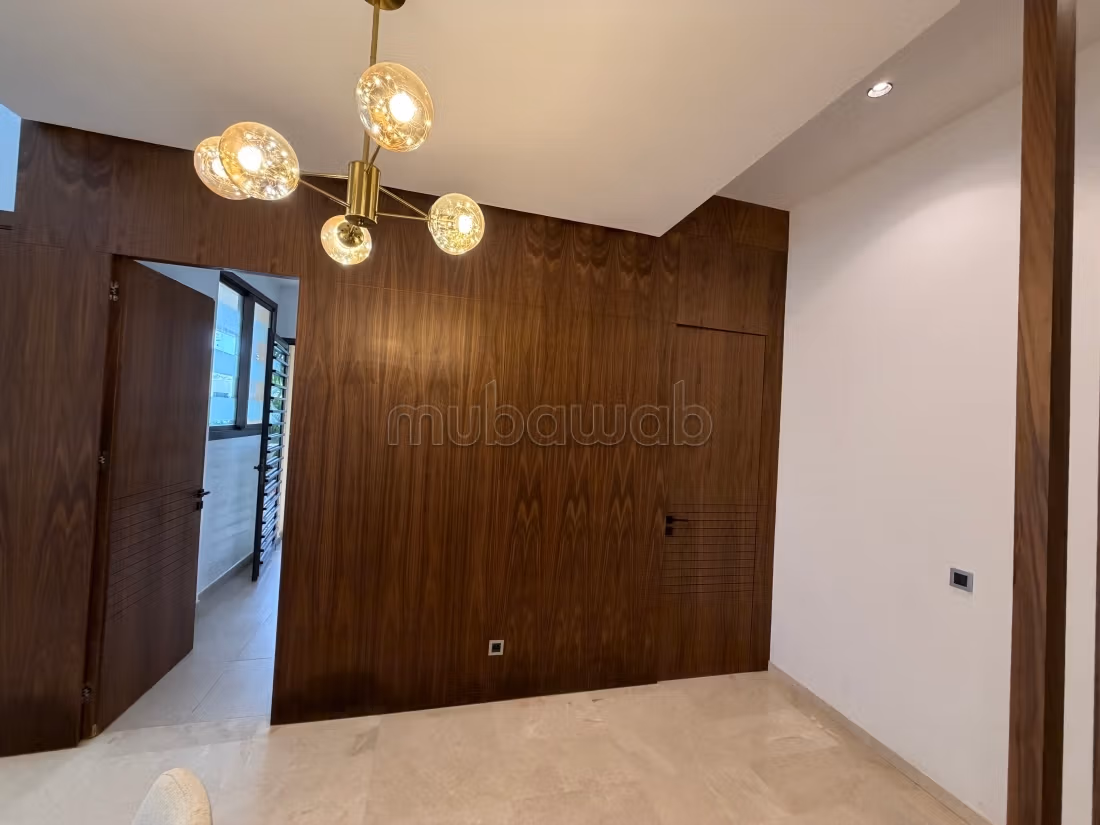 Luxury villa for rent. 4 lovely rooms. Gardeners, Large terrace