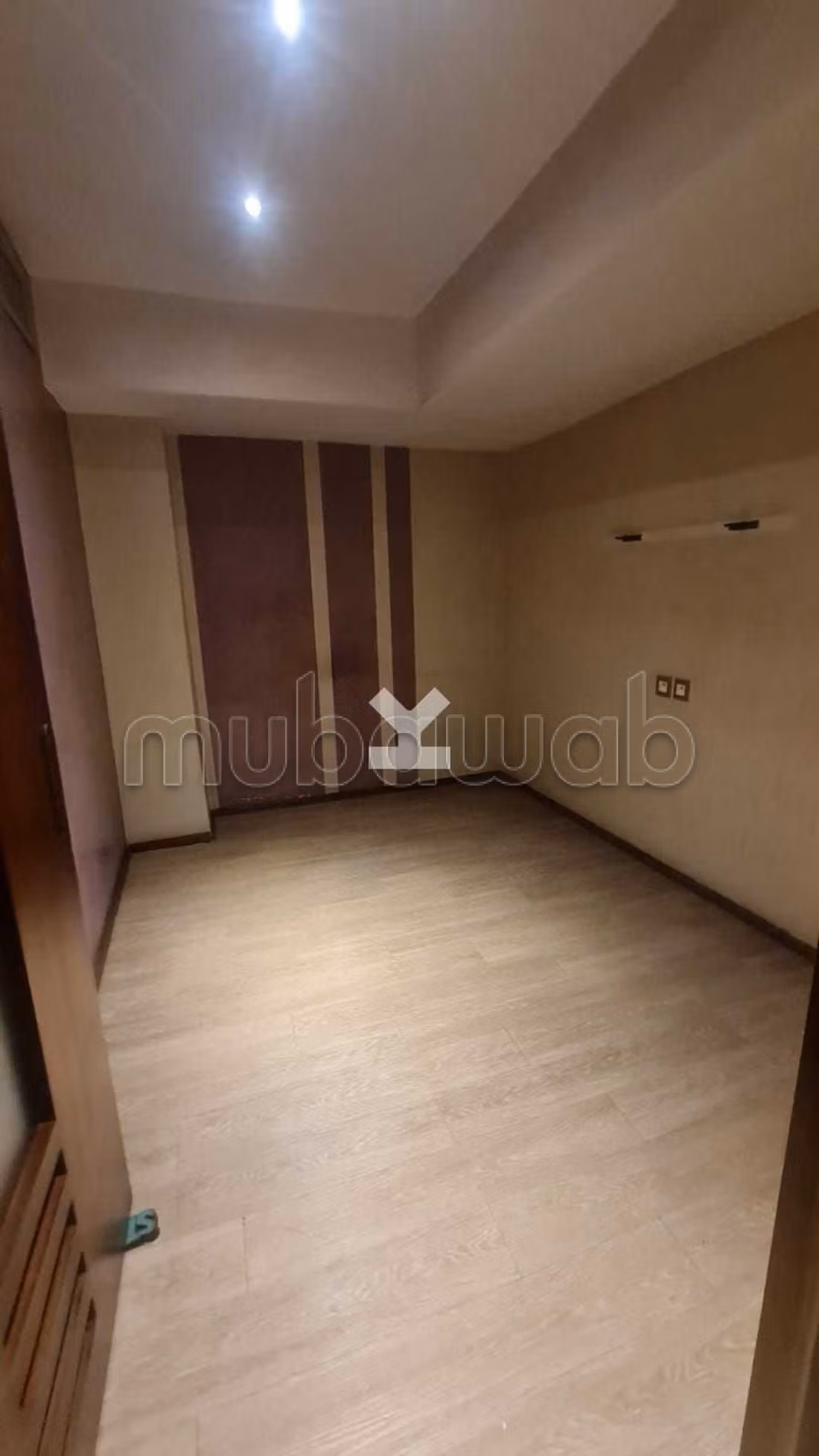 Nu te koop: commercieel vastgoed in Les Hôpitaux. Oppervlakte 255 m². Parkeergelegenheid