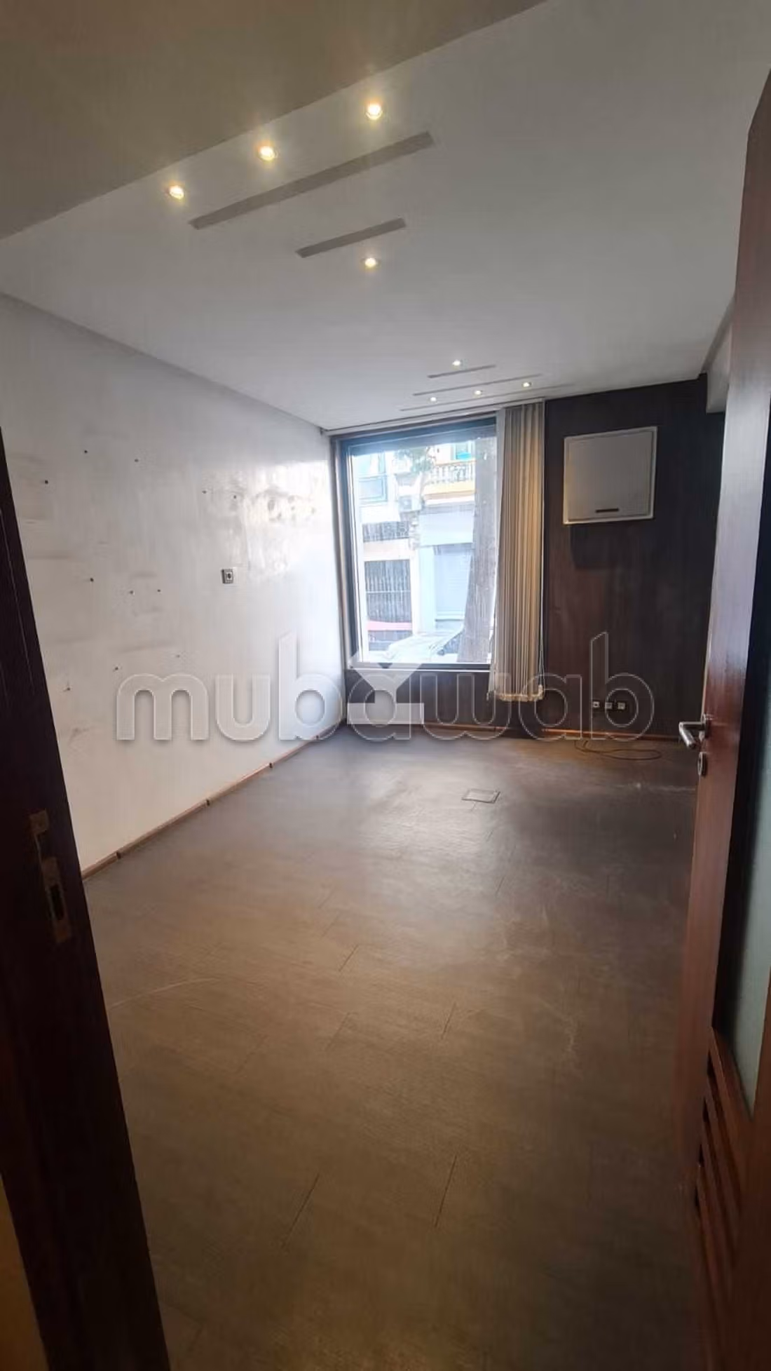 Nu te koop: commercieel vastgoed in Les Hôpitaux. Oppervlakte 255 m². Parkeergelegenheid