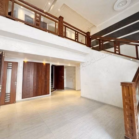 Oficinas y locales comerciales en venta en Les Hôpitaux. Gran superficie 255 m². Estacionamiento
