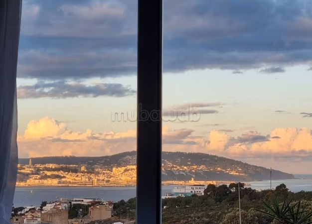 Luxe Appartement van 102 m² met Panoramisch Zeezicht, Zwembad