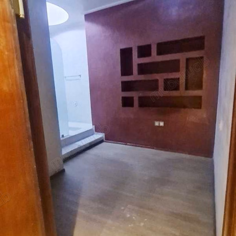 Local commercial à Louer de 295.0 m² à Casablanca, Hopitaux