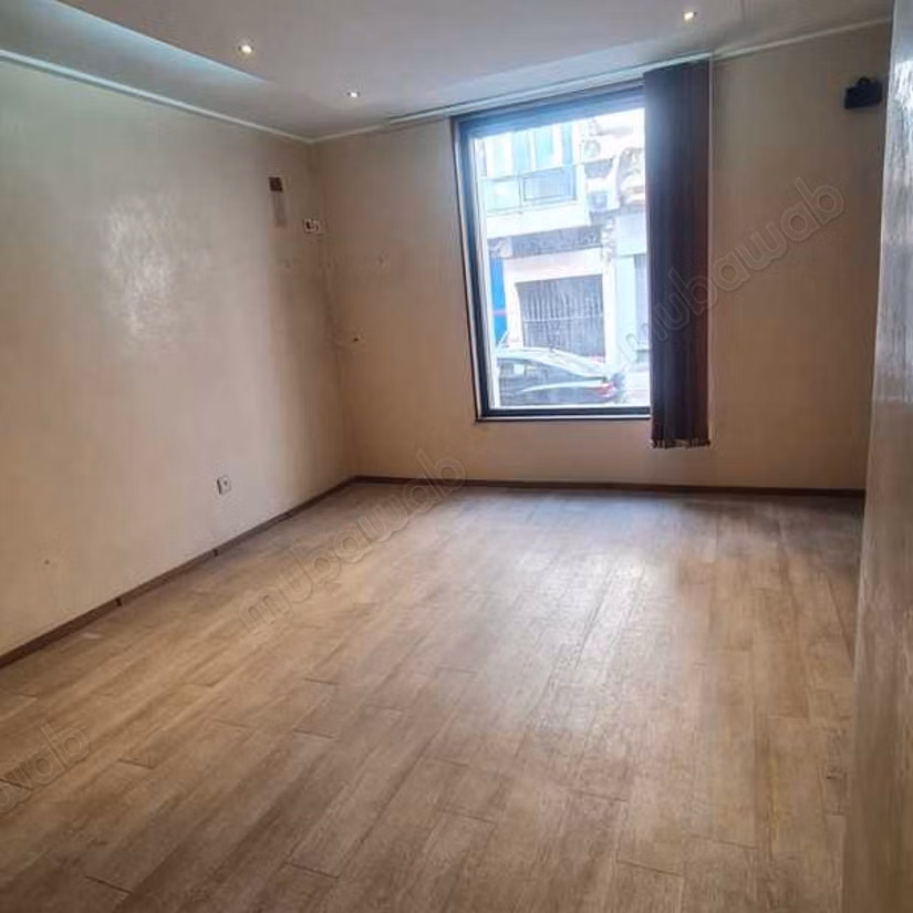 Local commercial à Louer de 295.0 m² à Casablanca, Hopitaux