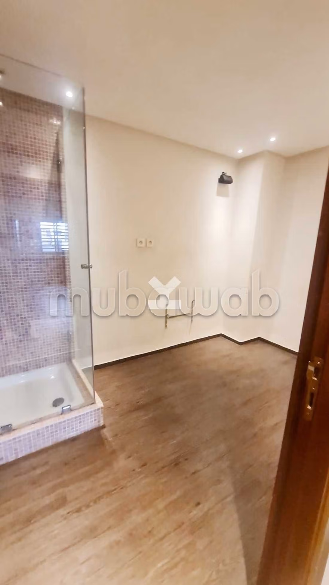 Offices & shops to rent in Les Hôpitaux. Surface area 295 m². Basement