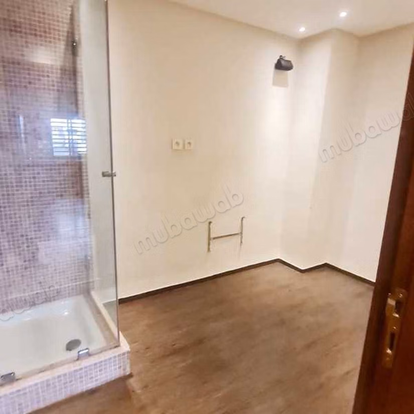 Local commercial à Louer de 295.0 m² à Casablanca, Hopitaux