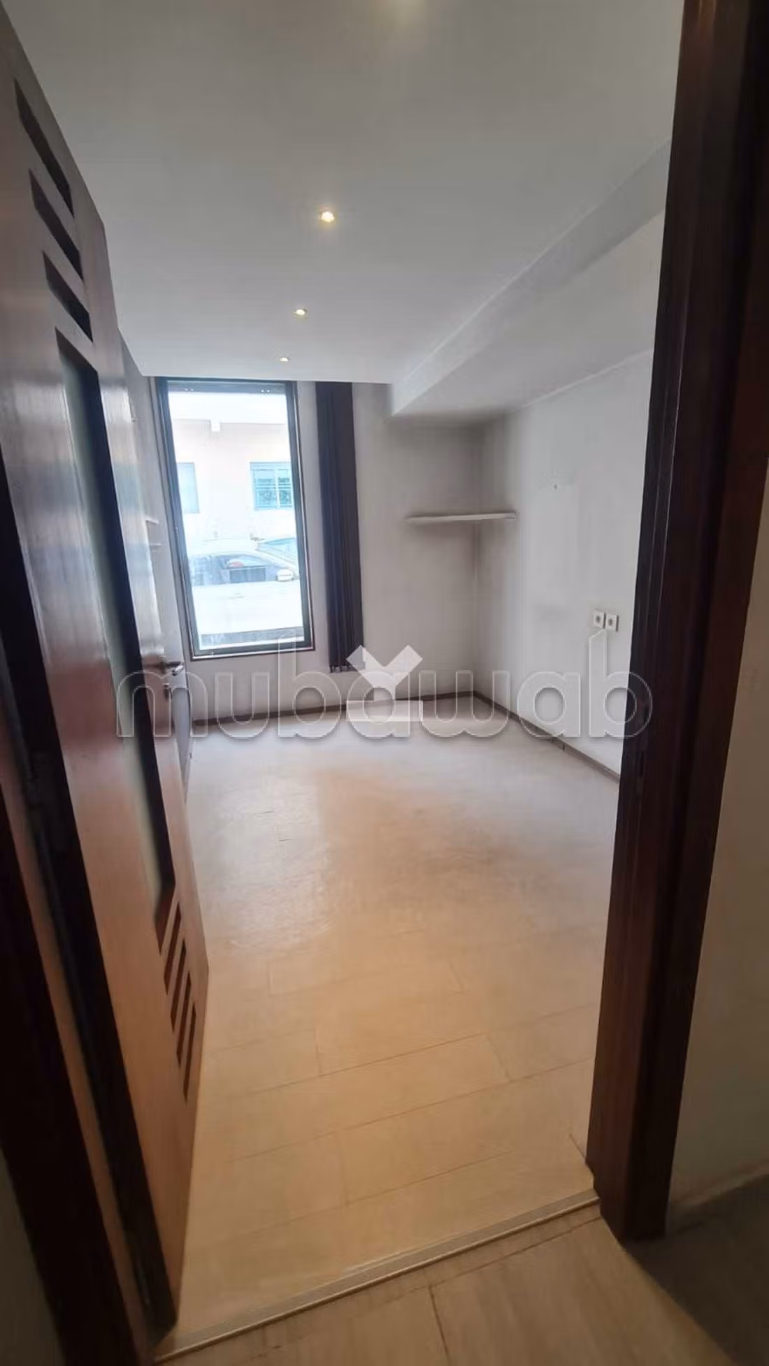 Offices & shops to rent in Les Hôpitaux. Surface area 295 m². Basement