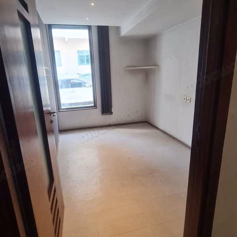 Local commercial à Louer de 295.0 m² à Casablanca, Hopitaux